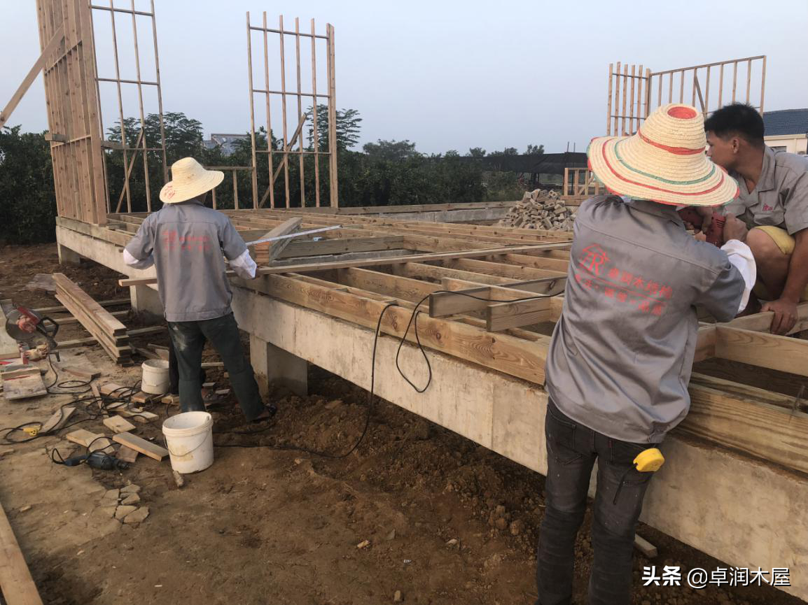 如何搭建一个小木屋，具体步骤有哪些？