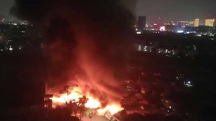 火光冲天！南宁一木材加工厂半夜突发大火，七八家钢架棚全烧塌