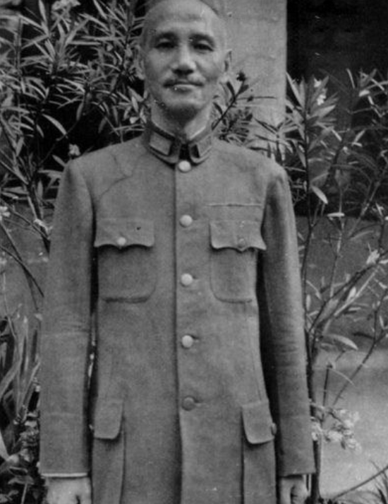 台湾医生披露：蒋介石派人拔了老人的氧气管，怕死在自己生日当天