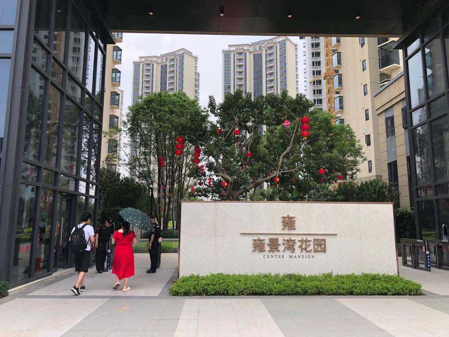 东莞招商雍景湾：收楼仅一个月地板已发霉，踢脚线长大片蘑菇