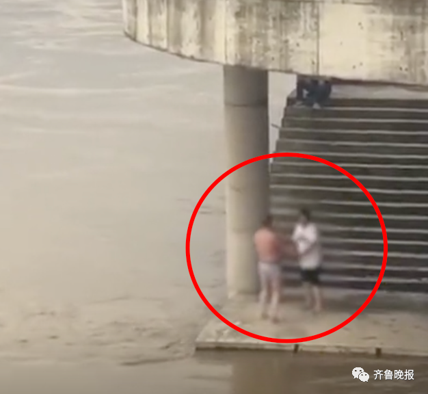 男子酒后赌气跳江被洪水冲走，抱木头漂流10公里，还想捞起木头作证