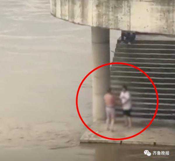 男子酒后赌气跳江被洪水冲走，抱木头漂流10公里，还想捞起木头作证