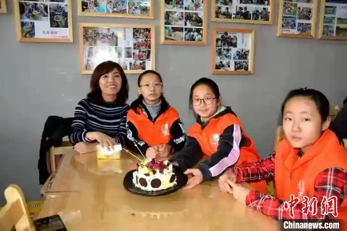 敢闯敢创 林区女工用木头雕出“金山银山”