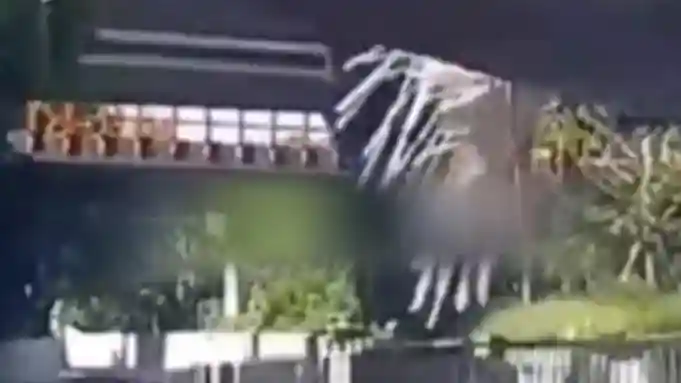 上海一高架桥上突然掉落一堆木头？警方：砸伤2人，涉事司机已被控制